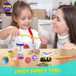 Dziewczynka i mama z zabawkami fidget przy stole – wspólny czas z rodziną
