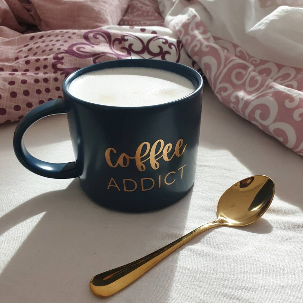 Coffee Addict Kerámia Bögre – 410 ml, Kék Arany Felirattal - BShopy